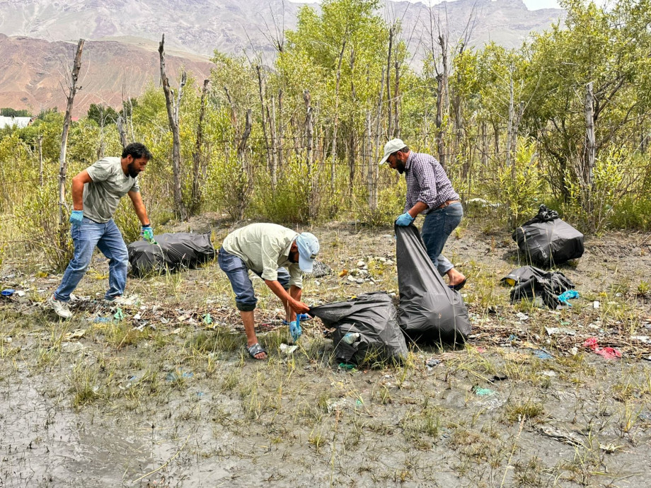 District Administration Drass conducts cleanliness drive along riverside at Masjid Gam