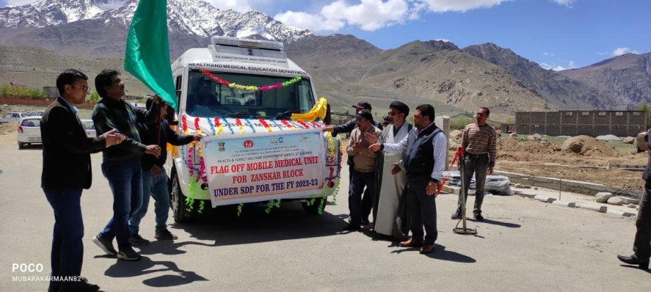 CEC, Feroz Khan flags off mobile medical unit van for Zanskar