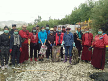Volunteers swing into action to clean the Indus