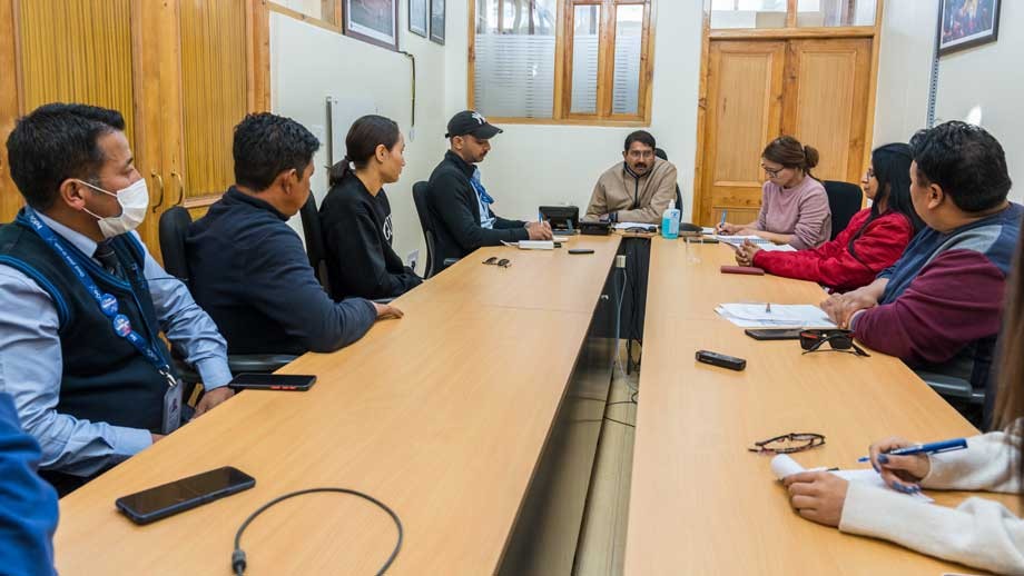 Div com Ladakh meets airlines operators to regulate winter cargo rates