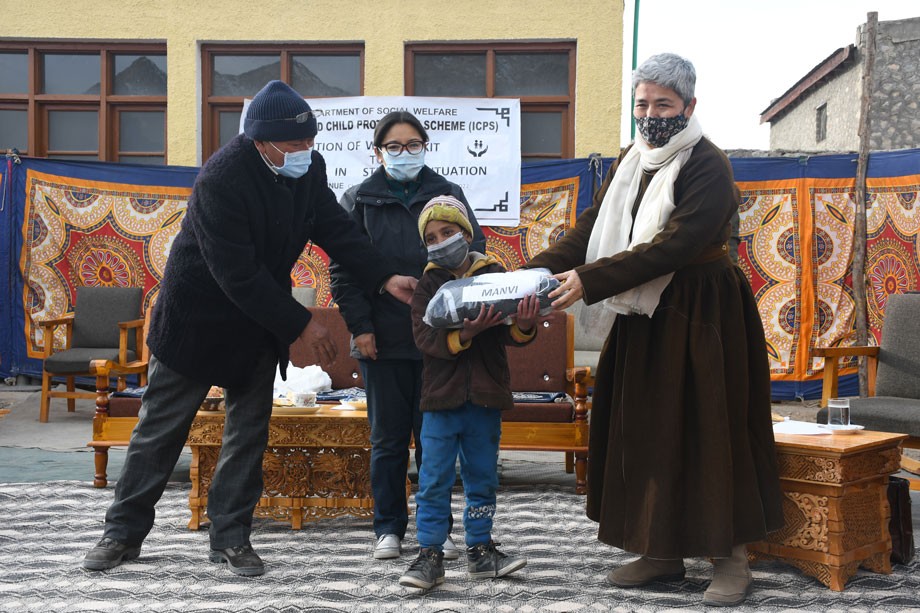Secretary, Padma Angmo distributes winter kits to children of migrant labourers
