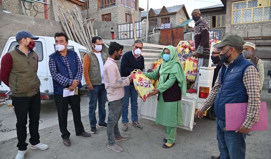 District Administration, Kargil distributes food items to migrant labourers
