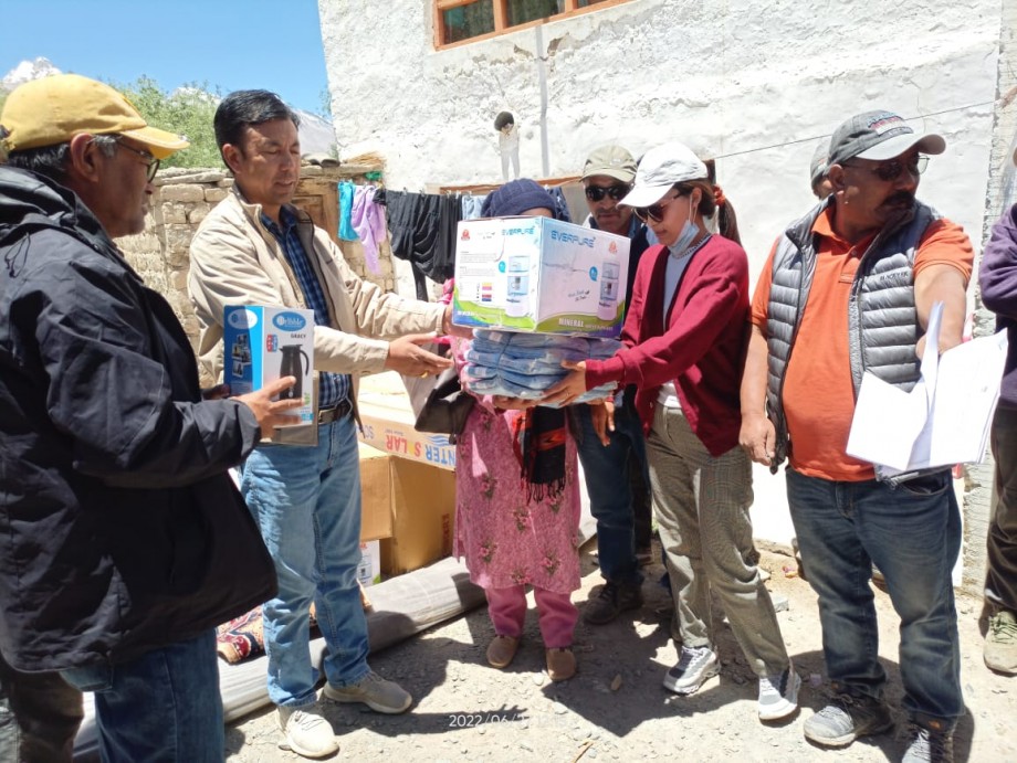 EC, Zanskar Affairs distributes homestay kits to beneficiaries in Zanskar