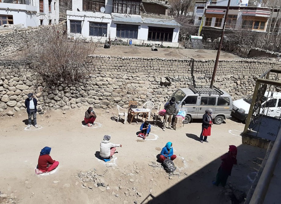 Administration distributes free ration to migrant labourers in Leh district