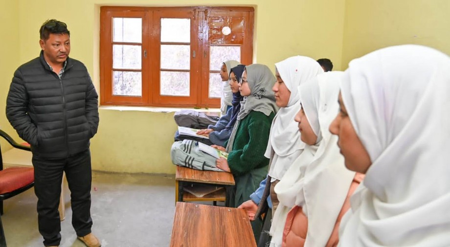 EC Education visits government schools of GM Pore