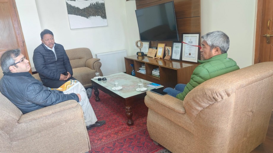 EC Zakir Hussain discusses grievances of education department