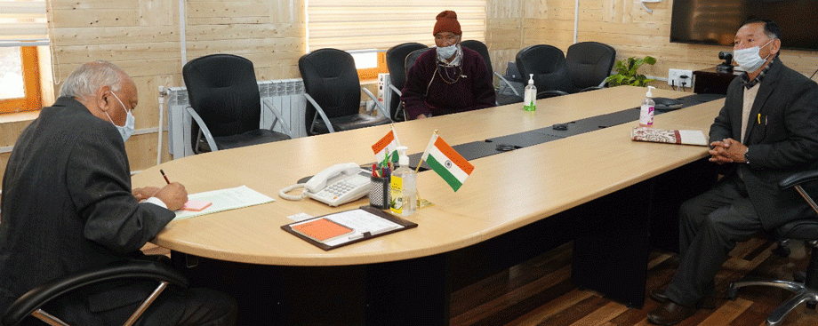 Padma Shri awardee Chultim Chonjor meets LG Mathur