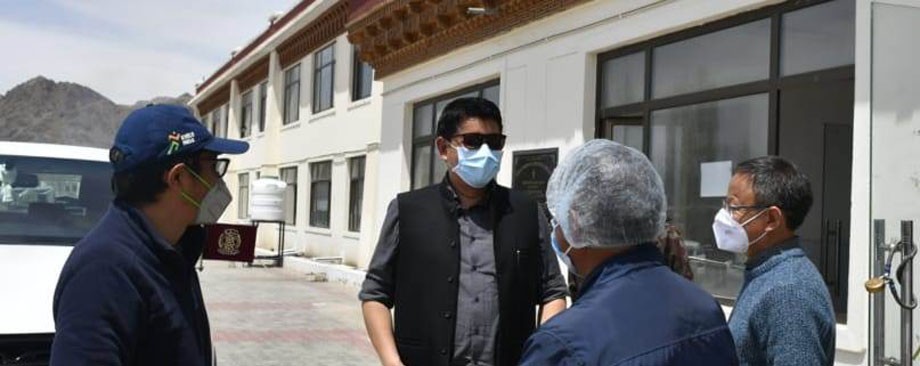 CEC, MP visits SNM hospital and Oxygen plants in Leh