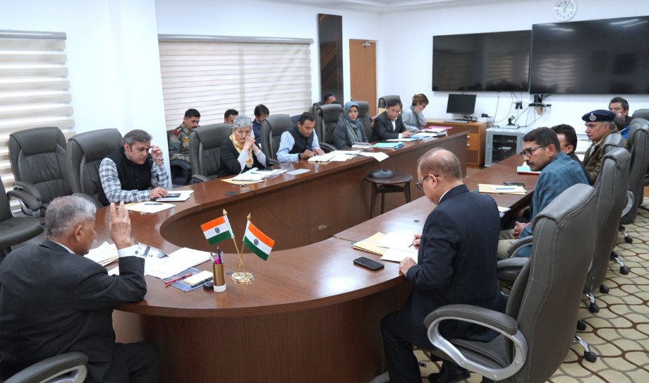 L-G convenes meeting with departmental secretaries; reviews progress & pending works