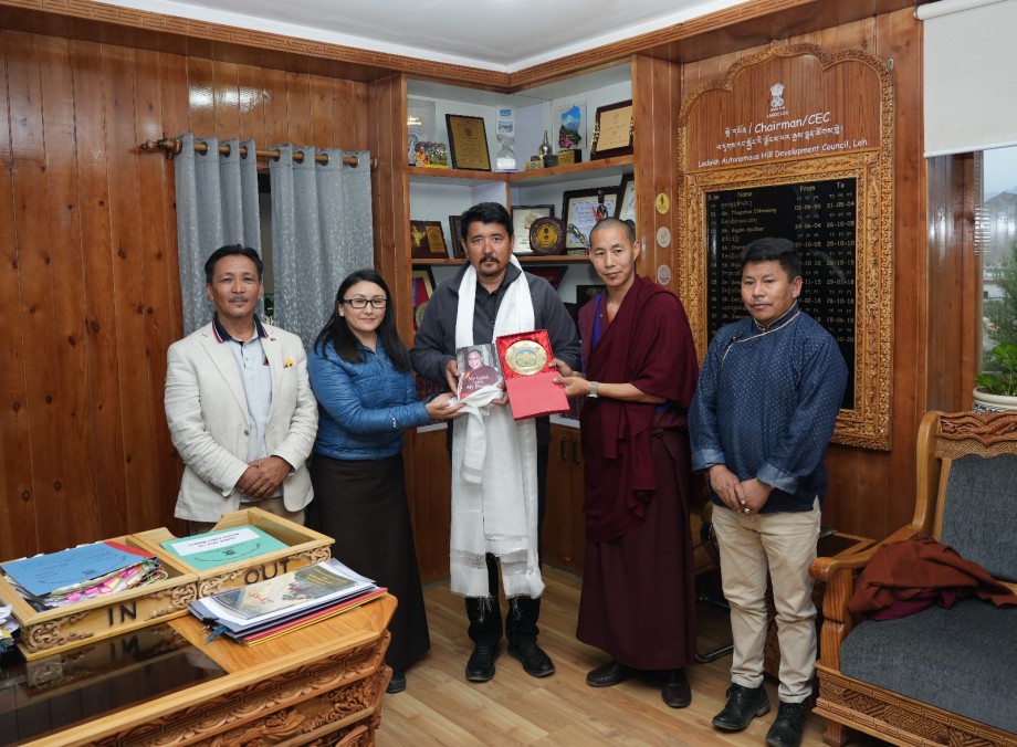 Delegation led by CRO, Tibetan settlement meets CEC, Hill Council, Leh