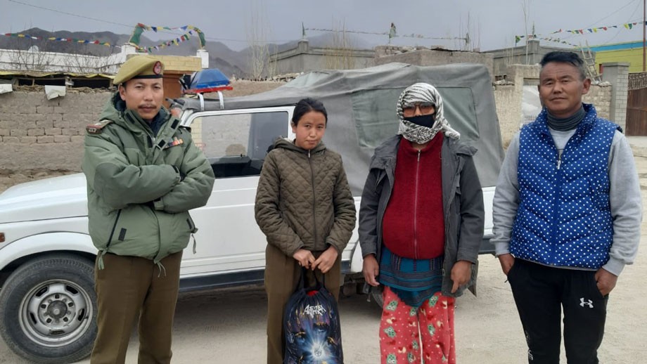 Police help pregnant woman reach home from Hospital, amid lockdown