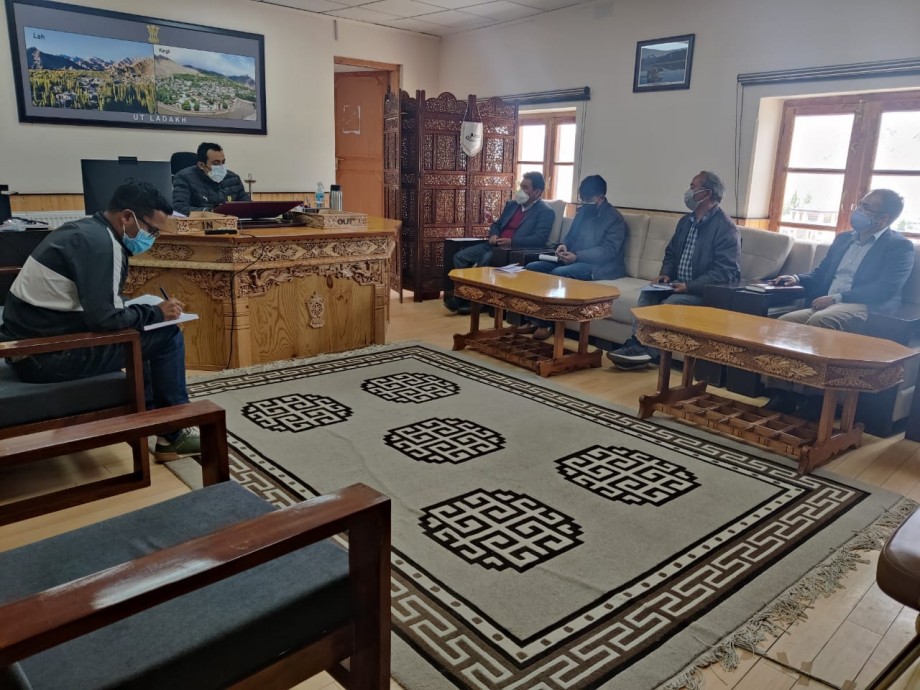 Secretary, Ravinder Kumar explores bee-keeping & honey production scope in Ladakh