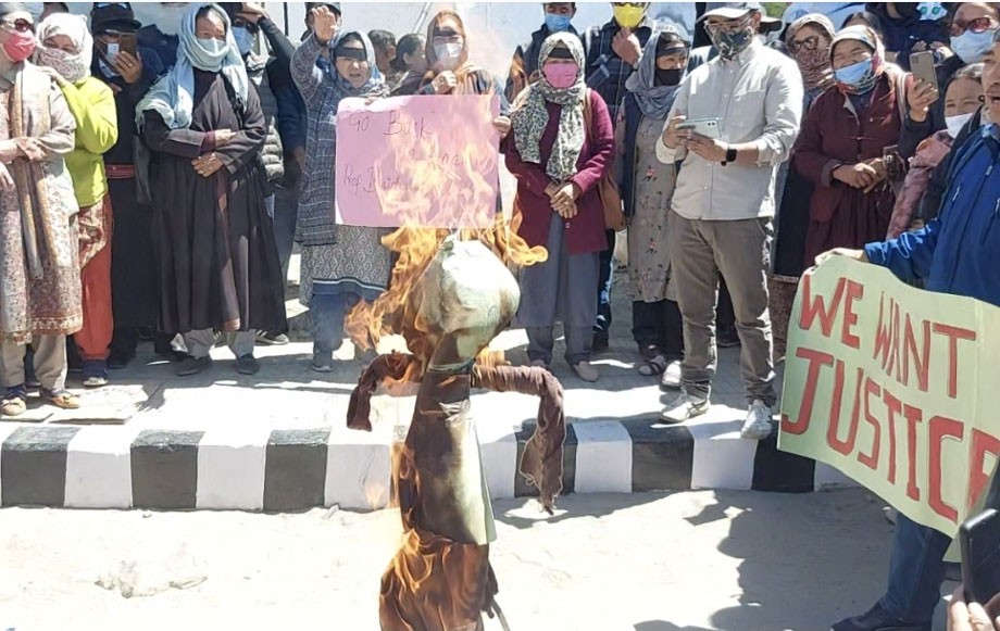 CIBS: LBA, LGA& students protest against VC Prof Bidyanath Labh, burn his effigy